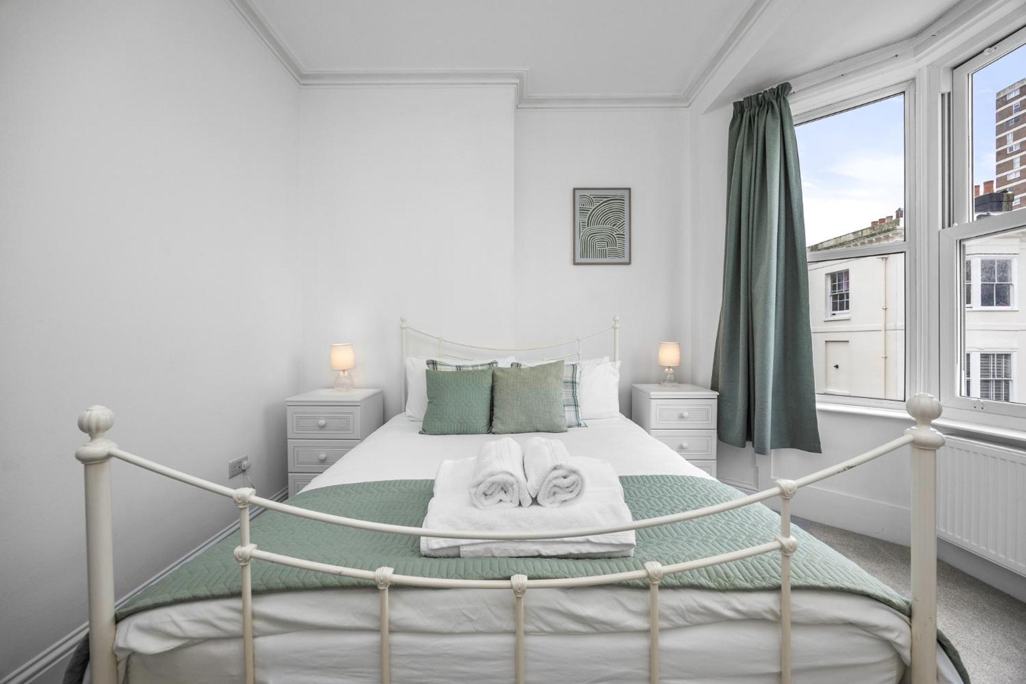 2 Bedroom Flat - With King Sized Beds, Netflix And Sky - Perfect For Contractors, Vacation Guests Or Those Relocating Brighton Dış mekan fotoğraf