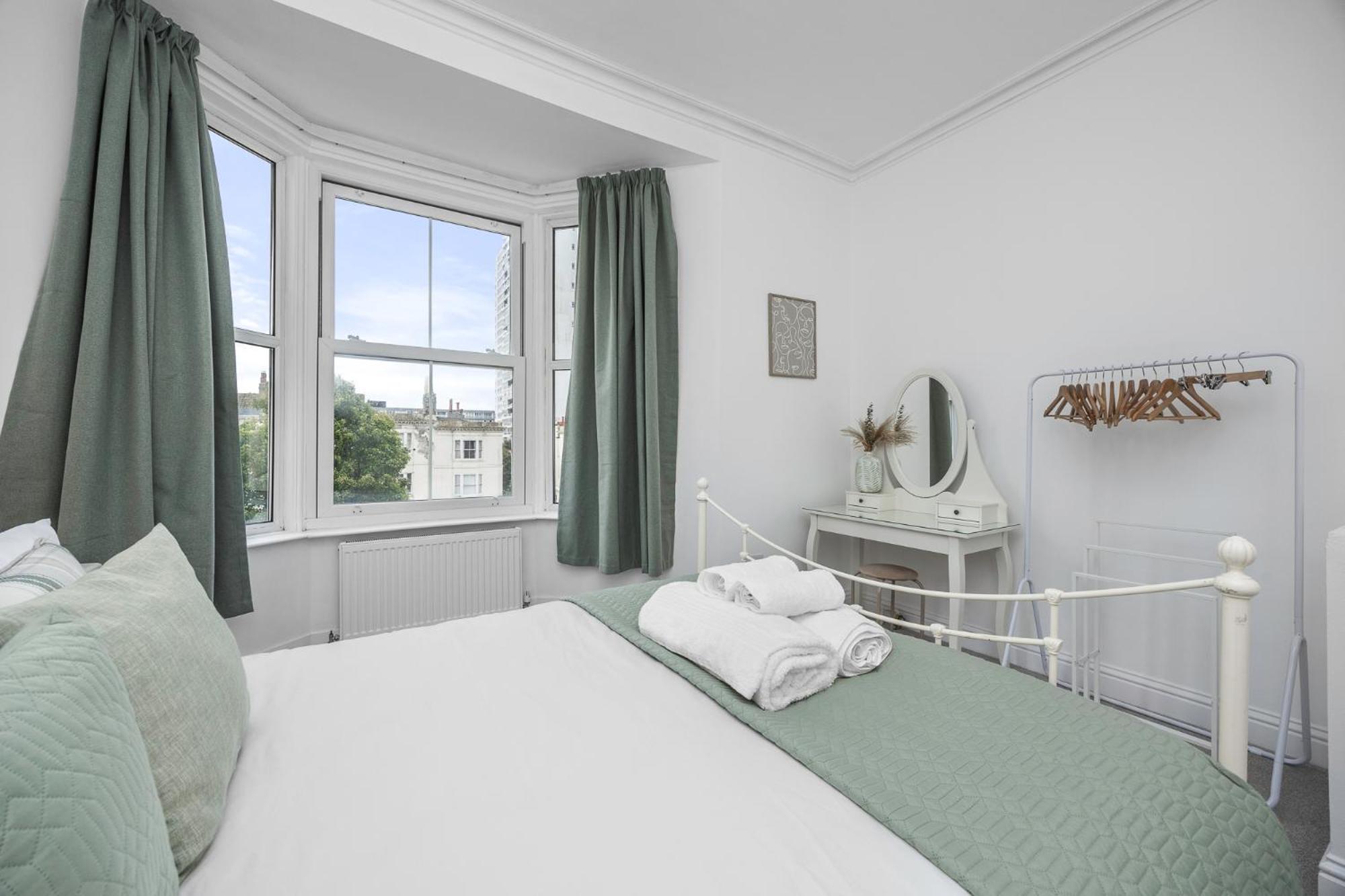 2 Bedroom Flat - With King Sized Beds, Netflix And Sky - Perfect For Contractors, Vacation Guests Or Those Relocating Brighton Dış mekan fotoğraf