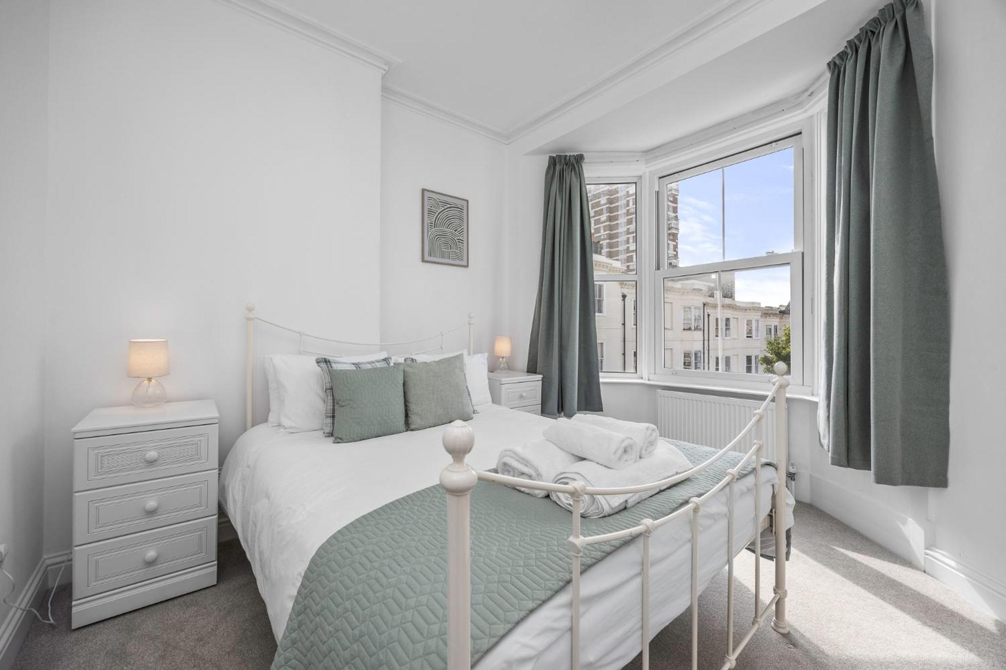 2 Bedroom Flat - With King Sized Beds, Netflix And Sky - Perfect For Contractors, Vacation Guests Or Those Relocating Brighton Dış mekan fotoğraf