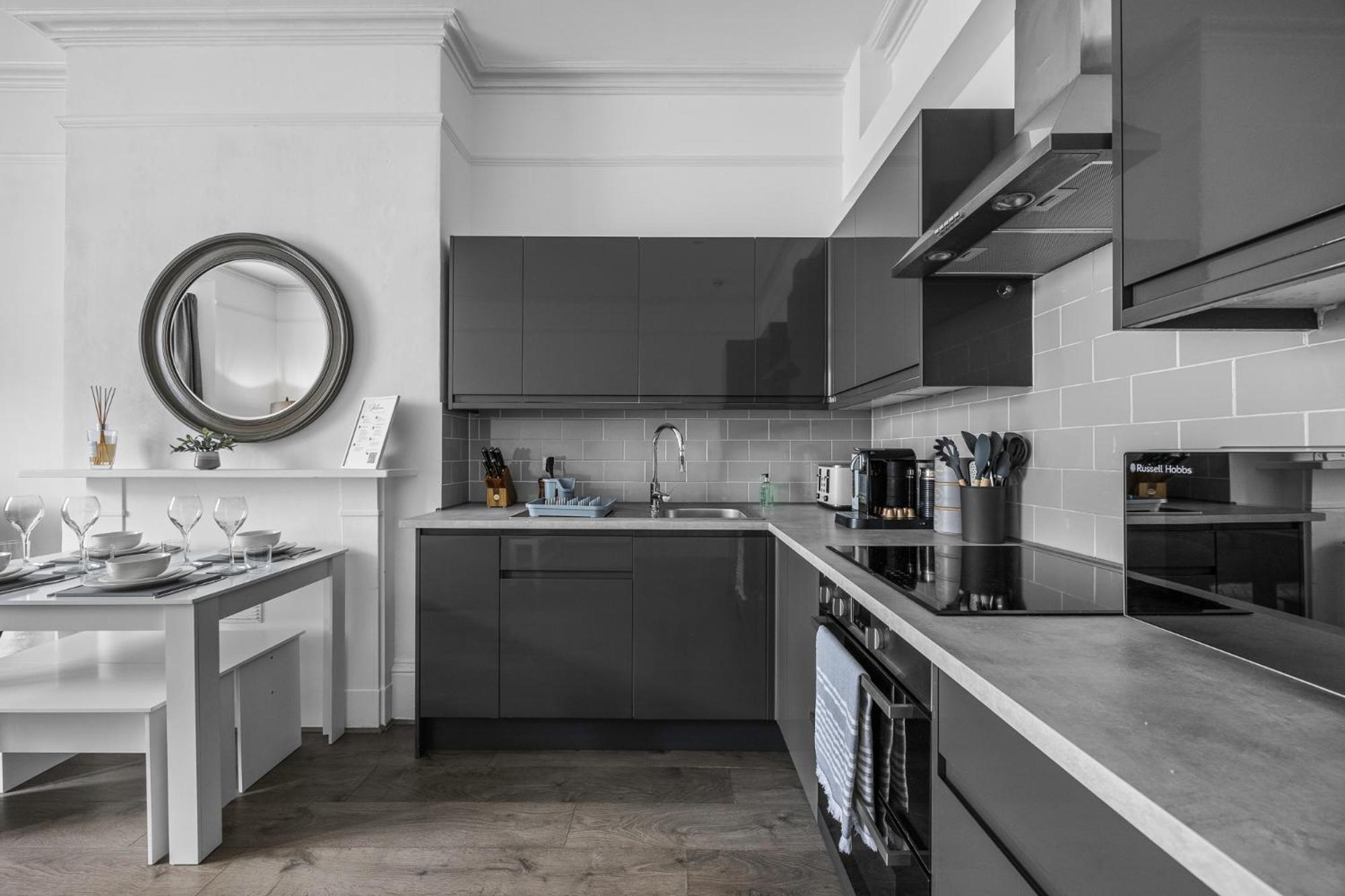 2 Bedroom Flat - With King Sized Beds, Netflix And Sky - Perfect For Contractors, Vacation Guests Or Those Relocating Brighton Dış mekan fotoğraf