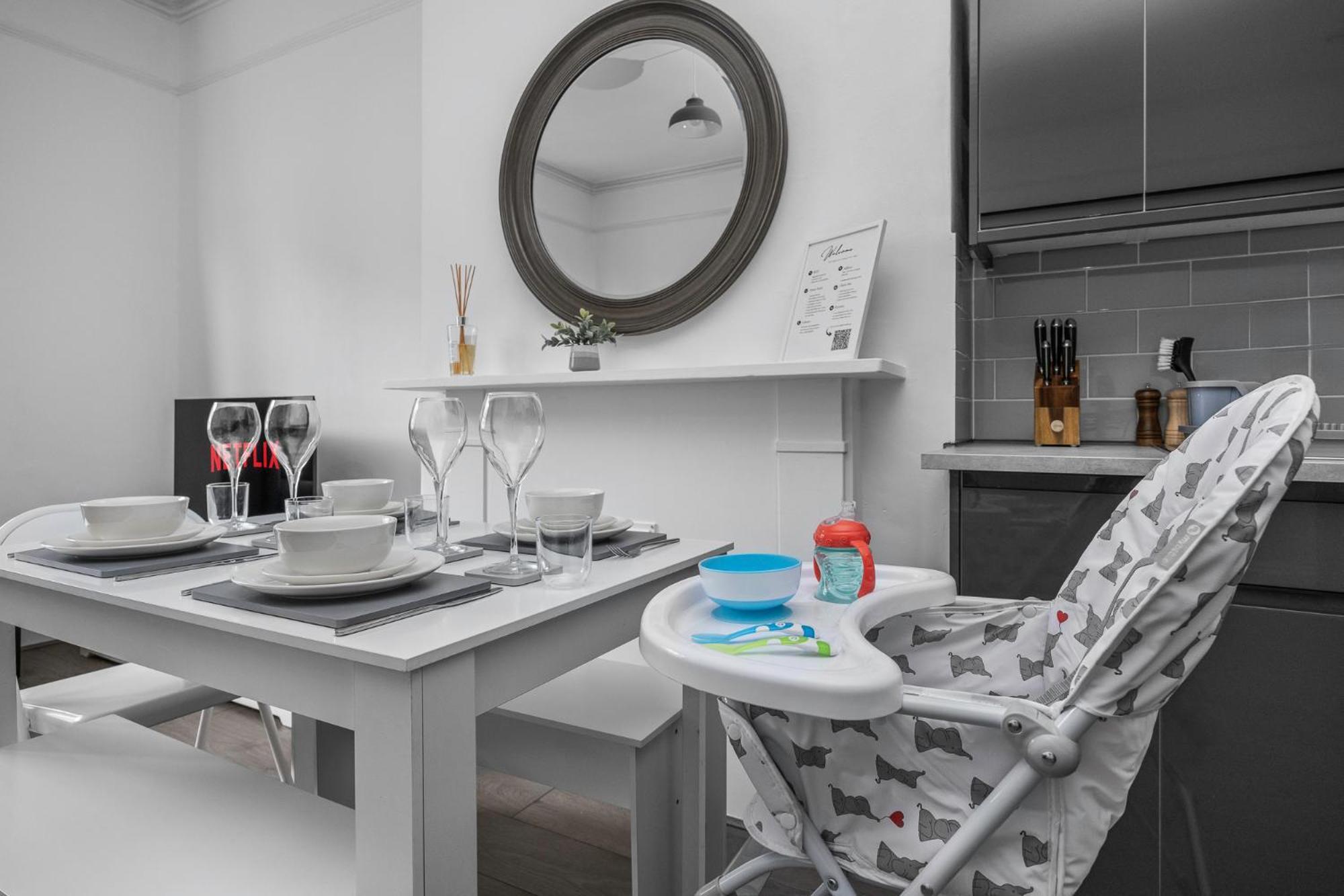 2 Bedroom Flat - With King Sized Beds, Netflix And Sky - Perfect For Contractors, Vacation Guests Or Those Relocating Brighton Dış mekan fotoğraf