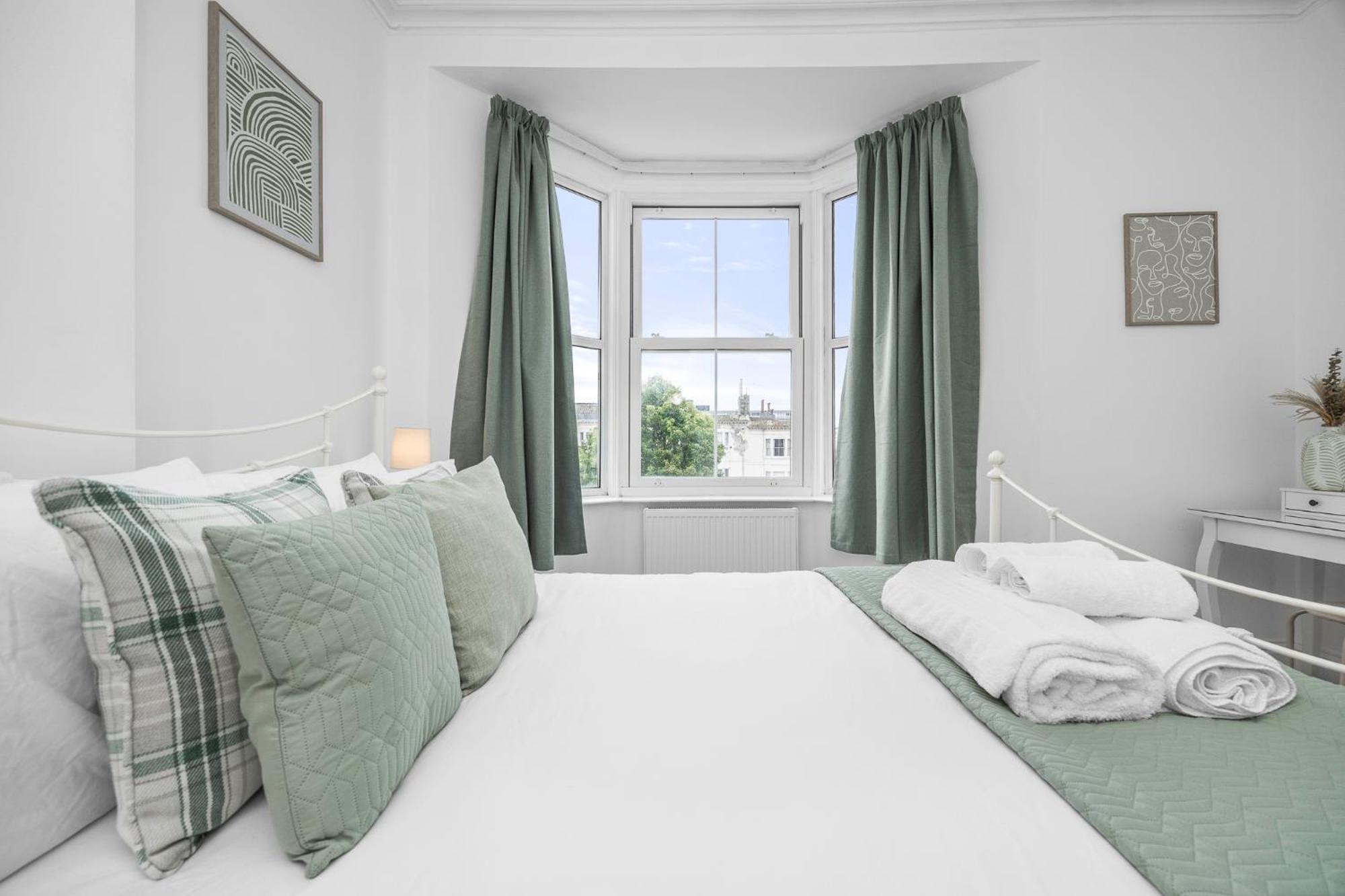 2 Bedroom Flat - With King Sized Beds, Netflix And Sky - Perfect For Contractors, Vacation Guests Or Those Relocating Brighton Dış mekan fotoğraf
