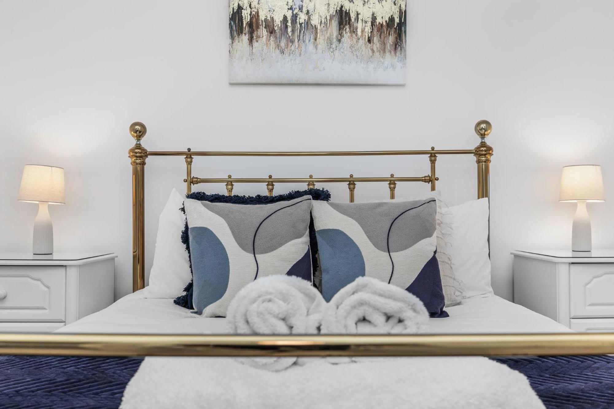 2 Bedroom Flat - With King Sized Beds, Netflix And Sky - Perfect For Contractors, Vacation Guests Or Those Relocating Brighton Dış mekan fotoğraf