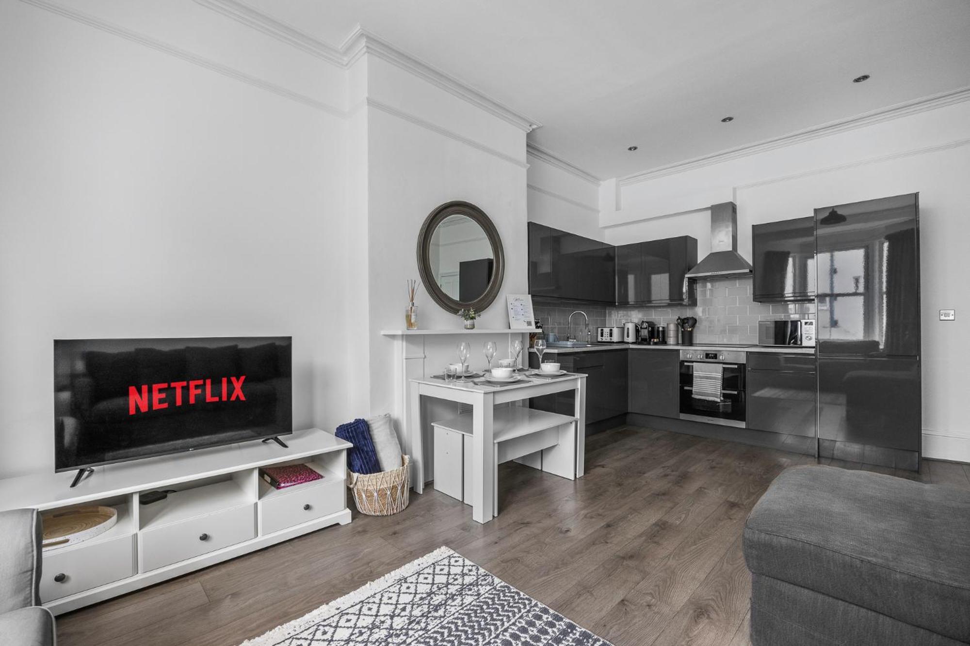 2 Bedroom Flat - With King Sized Beds, Netflix And Sky - Perfect For Contractors, Vacation Guests Or Those Relocating Brighton Dış mekan fotoğraf