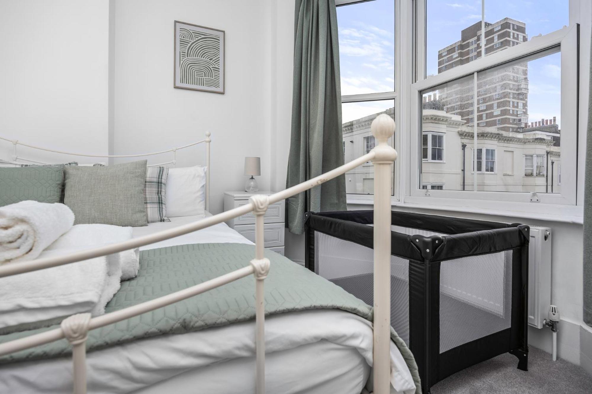 2 Bedroom Flat - With King Sized Beds, Netflix And Sky - Perfect For Contractors, Vacation Guests Or Those Relocating Brighton Dış mekan fotoğraf