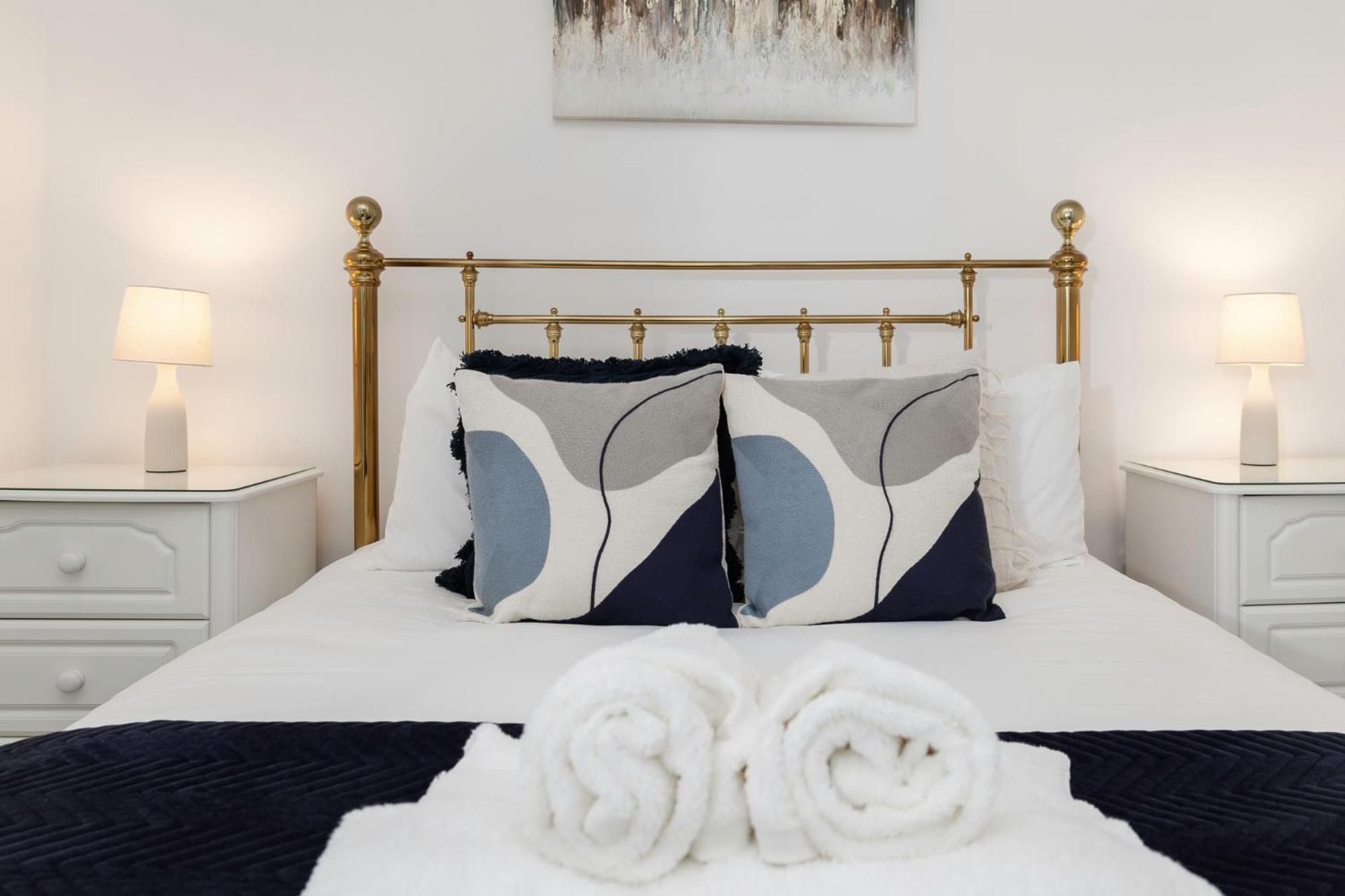 2 Bedroom Flat - With King Sized Beds, Netflix And Sky - Perfect For Contractors, Vacation Guests Or Those Relocating Brighton Dış mekan fotoğraf