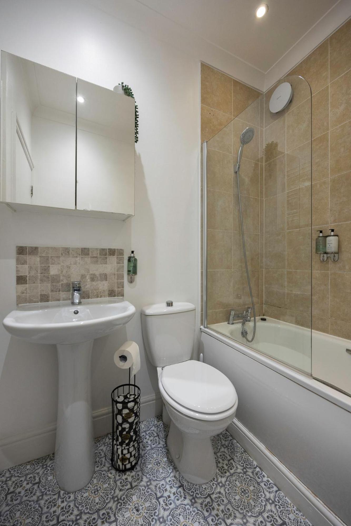2 Bedroom Flat - With King Sized Beds, Netflix And Sky - Perfect For Contractors, Vacation Guests Or Those Relocating Brighton Dış mekan fotoğraf