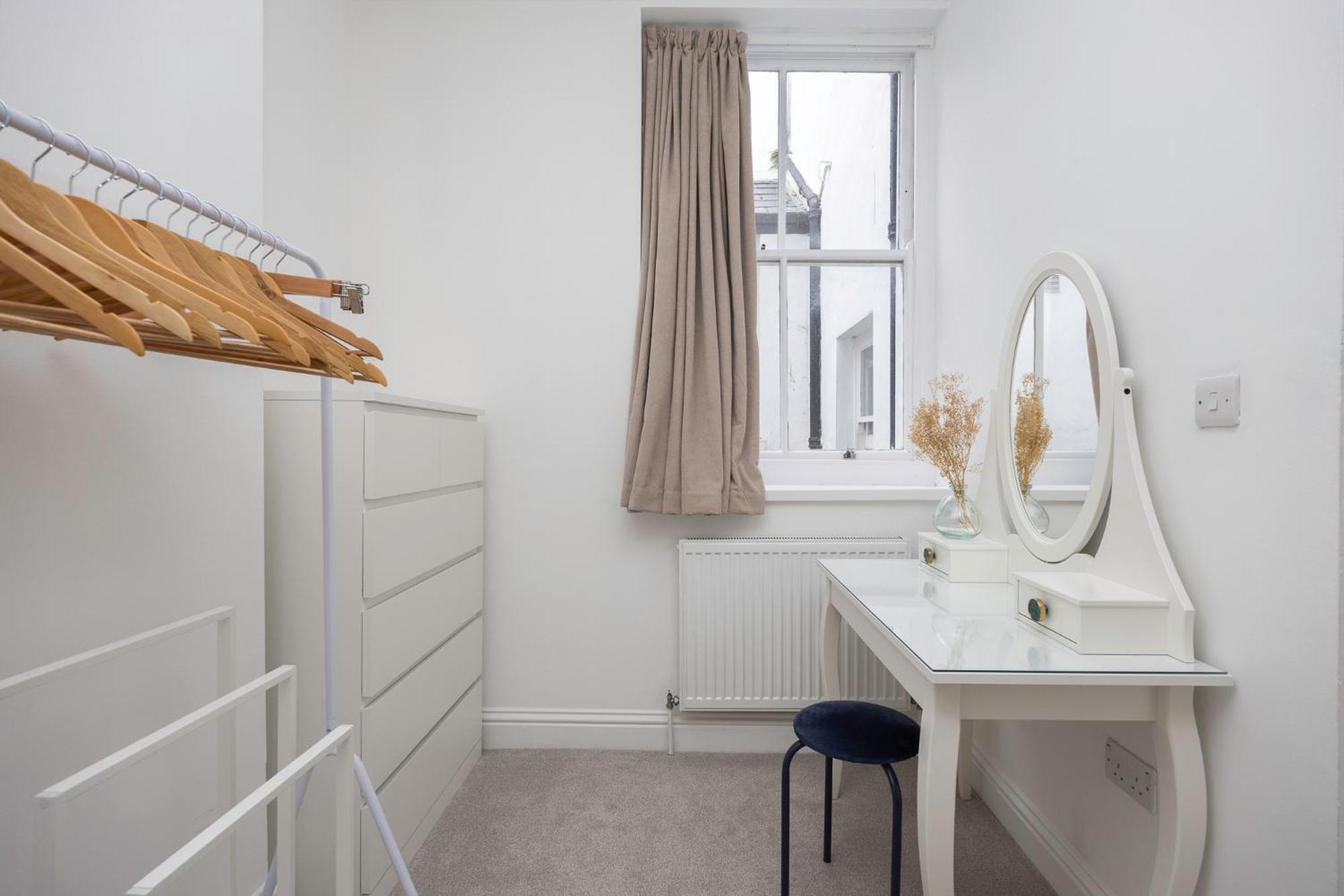 2 Bedroom Flat - With King Sized Beds, Netflix And Sky - Perfect For Contractors, Vacation Guests Or Those Relocating Brighton Dış mekan fotoğraf